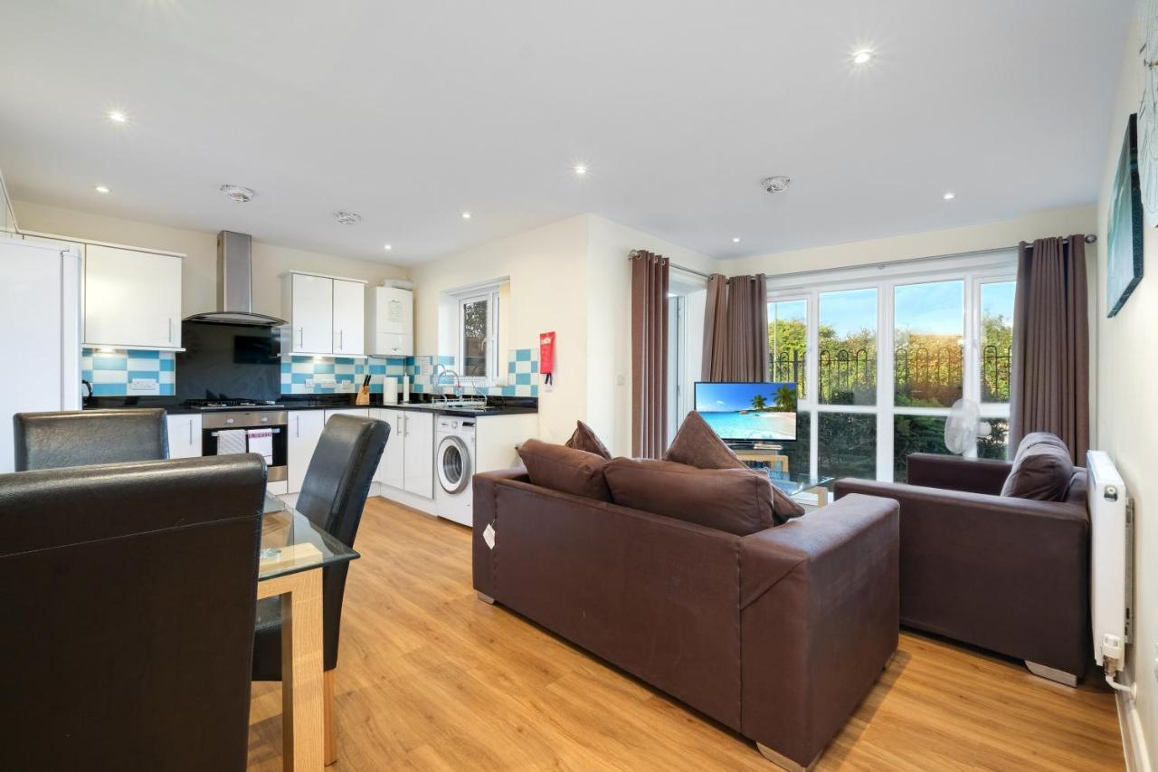 London Heathrow Living Serviced Apartments By Ferndale Stanwell Exterior foto