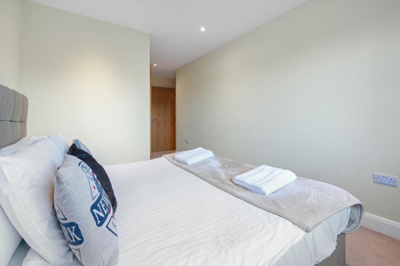 London Heathrow Living Serviced Apartments By Ferndale Stanwell Exterior foto