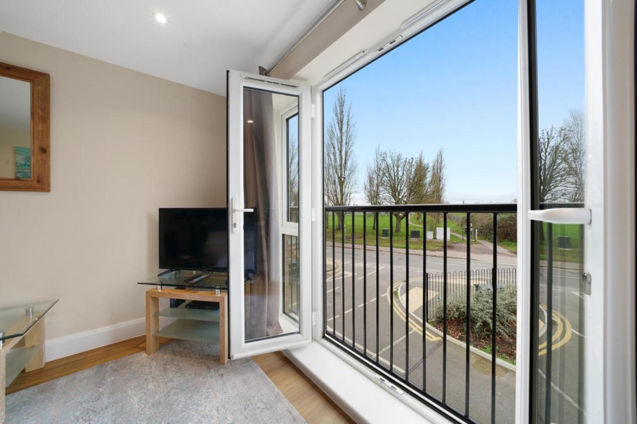 London Heathrow Living Serviced Apartments By Ferndale Stanwell Exterior foto
